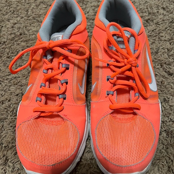 Women’s Nike Training shoe. Size 9. Coral color. - Picture 3 of 6